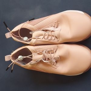 CLOVE NURSING HEALTHCARE SHOES. SIZE 9